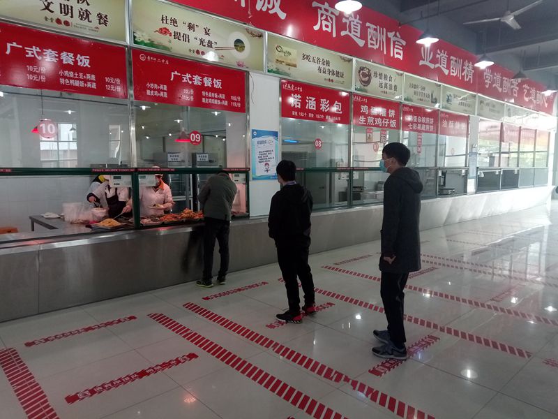 食堂就餐.jpg 食堂就餐.jpg