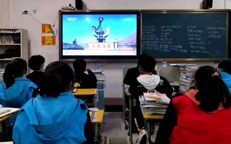 学生收看《护航之道——总体国家安全观纵横》.jpg